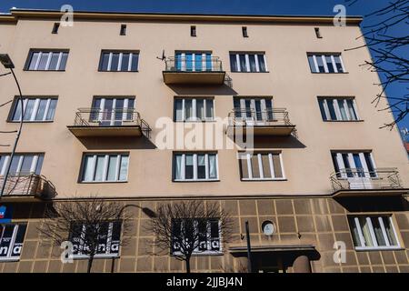 Mietshaus in der Asnyka-Straße 1, erbaut von Ignacy Kraus in den Jahren 1937-1938, Beispiel der modernistischen Architektur in Rzeszow, Polen Stockfoto