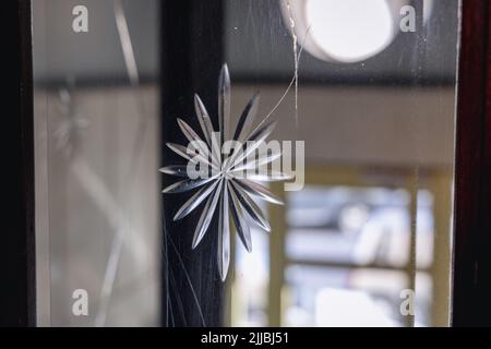 Orignales Glasdekor im Mietshaus in der Asnyka-Straße 1, erbaut von Ignacy Kraus in den Jahren 1937-1938, Beispiel der modernistischen Architektur in Rzeszow, Polen Stockfoto