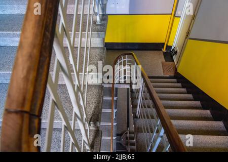 Treppe des Mietshauses in der Asnyka-Straße 1, erbaut von Ignacy Kraus in den Jahren 1937-1938, Beispiel der modernistischen Architektur in Rzeszow, Polen Stockfoto