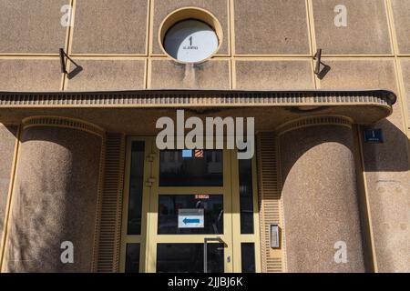 Tür des Mietshauses in der Asnyka-Straße 1, erbaut von Ignacy Kraus in den Jahren 1937-1938, Beispiel der modernistischen Architektur in Rzeszow, Polen Stockfoto