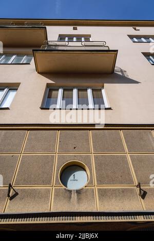 Mietshaus in der Asnyka-Straße 1, erbaut von Ignacy Kraus in den Jahren 1937-1938, Beispiel der modernistischen Architektur in Rzeszow, Polen Stockfoto