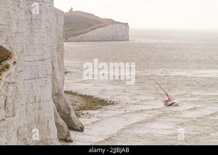 Cuckmere Haven , East Sussex, Großbritannien. Sea Rescue verlassene Boot, Cuckmere Haven, East Sussex, Großbritannien. Das Segelboot The Cape Michelle liegt auf den Felsen unter dem rauen Grund zwischen Cuckmere Haven und Birling Gap. Das RNLI-Rettungsboot, das in Newhaven, dem Hubschrauber der Küstenwache, gegen 6,45 Uhr stationiert war, rettete die ein-Mann-Besatzung, die sich jetzt in Isolation befindet. Das in Kingston upon Hull registrierte Schiff aus dem Jahr 16m bleibt auf dem Boden, während die Flut eintrifft und es gegen die Kreidefelsen schlägt. Cuckmere Haven, East Sussex, Großbritannien. Stockfoto