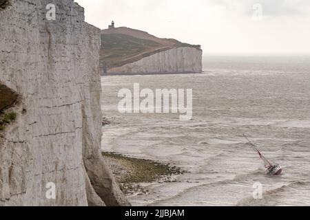 Cuckmere Haven , East Sussex, Großbritannien. Sea Rescue verlassene Boot, Cuckmere Haven, East Sussex, Großbritannien. Das Segelboot The Cape Michelle liegt auf den Felsen unter dem rauen Grund zwischen Cuckmere Haven und Birling Gap. Das RNLI-Rettungsboot, das in Newhaven, dem Hubschrauber der Küstenwache, gegen 6,45 Uhr stationiert war, rettete die ein-Mann-Besatzung, die sich jetzt in Isolation befindet. Das in Kingston upon Hull registrierte Schiff aus dem Jahr 16m bleibt auf dem Boden, während die Flut eintrifft und es gegen die Kreidefelsen schlägt. Cuckmere Haven, East Sussex, Großbritannien. Stockfoto