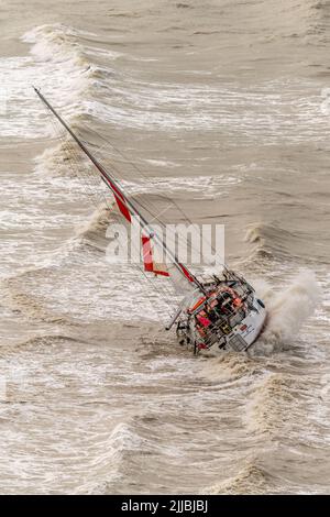 Cuckmere Haven , East Sussex, Großbritannien. Sea Rescue verlassene Boot, Cuckmere Haven, East Sussex, Großbritannien. Das Segelboot The Cape Michelle liegt auf den Felsen unter dem rauen Grund zwischen Cuckmere Haven und Birling Gap. Das RNLI-Rettungsboot, das in Newhaven, dem Hubschrauber der Küstenwache, gegen 6,45 Uhr stationiert war, rettete die ein-Mann-Besatzung, die sich jetzt in Isolation befindet. Das in Kingston upon Hull registrierte Schiff aus dem Jahr 16m bleibt auf dem Boden, während die Flut eintrifft und es gegen die Kreidefelsen schlägt. Cuckmere Haven, East Sussex, Großbritannien. Stockfoto