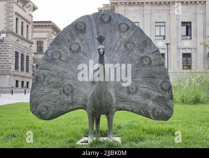 Bergamo, Italien: Bronzener Pfau von der Bildhauerin Elia Ajolfi, Lombardei, Italien Stockfoto