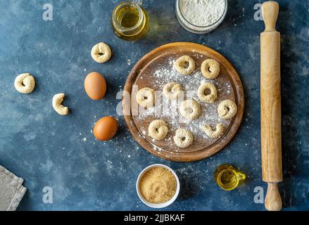 Süße italienische Kekse Taralli oder Tarallini mit Weißwein, Zucker, Olivenöl, Eiern und Mehl Stockfoto