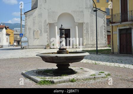 Ein öffentlicher Brunnen vor der Kirche san nicola von bari in castel di sangro, italien Stockfoto