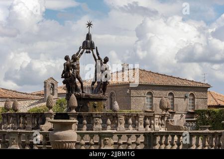 Ein Blick auf die zentralen Statuen, Brunnen der Mauren in den Renaissance-Gärten der Villa Lante, Bagnaia, Provinz Viterbo. Stockfoto