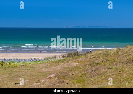 Blick über Northam Burrows und den Strand in Richtung Lundy Island im Sommer mit Menschen baden. Stockfoto