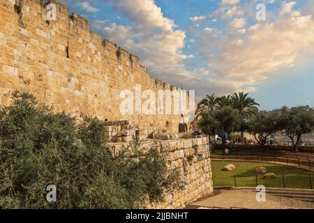 Alte Steinmauer rund um die Altstadt von Jerusalem Stockfoto