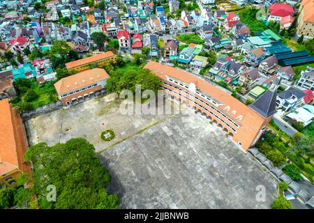 Luftaufnahme Da Lat Pedagogical College, Vietnam am Morgen, mit seiner einzigartigen bogenförmigen französischen Architektur, bildet dieser Ort Lehrer, um Studenten zu unterrichten Stockfoto