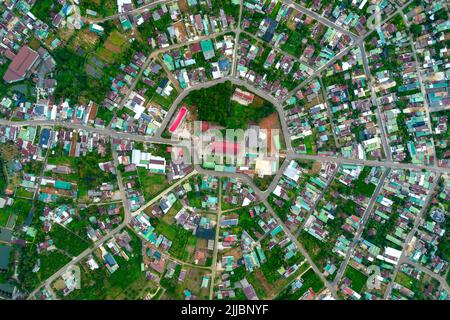 Wohngebiet in Bao Loc, Vietnam von oben gesehen, mit der Kirche und den Straßen, die wie ein abstrakter chinesischer Bagua geteilt sind Stockfoto