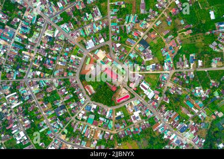 Wohngebiet in Bao Loc, Vietnam von oben gesehen, mit der Kirche und den Straßen, die wie ein abstrakter chinesischer Bagua geteilt sind Stockfoto