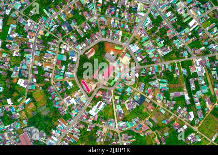 Wohngebiet in Bao Loc, Vietnam von oben gesehen, mit der Kirche und den Straßen, die wie ein abstrakter chinesischer Bagua geteilt sind Stockfoto