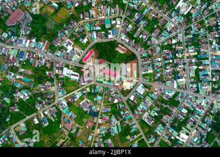 Wohngebiet in Bao Loc, Vietnam von oben gesehen, mit der Kirche und den Straßen, die wie ein abstrakter chinesischer Bagua geteilt sind Stockfoto