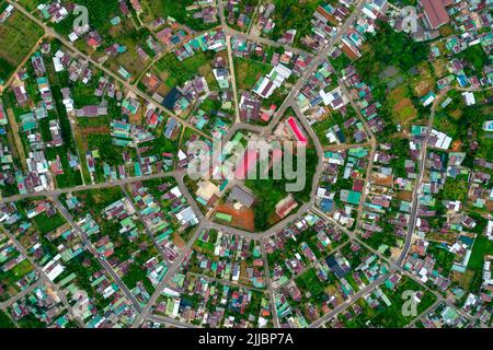 Wohngebiet in Bao Loc, Vietnam von oben gesehen, mit der Kirche und den Straßen, die wie ein abstrakter chinesischer Bagua geteilt sind Stockfoto