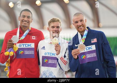 Eugene, USA. 24.. Juli 2022. Goldmedaillengewinnerin Kevin Mayer (C) aus Frankreich posiert mit Silbermedaillengewinnerin Pierce Lepage (L) aus Kanada und Bronzemedaillengewinnerin Zachery Ziemek aus den Vereinigten Staaten während der Verleihung des Decathlon bei den Leichtathletik-Weltmeisterschaften Oregon22 in Eugene, Oregon, USA, 24. Juli 2022. Quelle: Wu Xiaoling/Xinhua/Alamy Live News Stockfoto