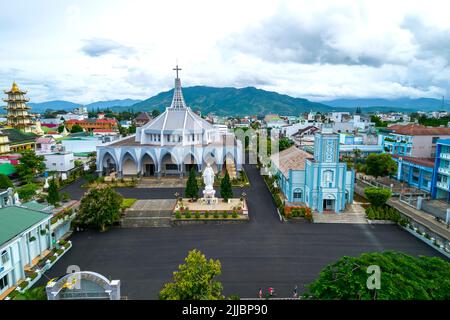 Luftaufnahme architektonisch außerhalb Bao Loc Kathedrale, Vietnam. Ein Ort, an dem Gemeindemitglieder zur Beichte kommen und für den Frieden für ihre Familien beten können Stockfoto