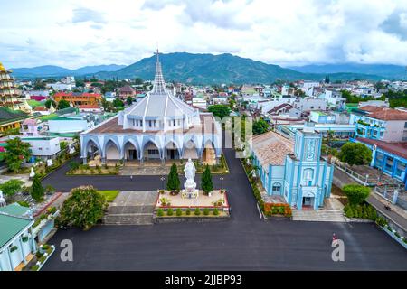 Luftaufnahme architektonisch außerhalb Bao Loc Kathedrale, Vietnam. Ein Ort, an dem Gemeindemitglieder zur Beichte kommen und für den Frieden für ihre Familien beten können Stockfoto