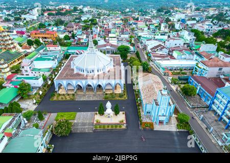 Luftaufnahme architektonisch außerhalb Bao Loc Kathedrale, Vietnam. Ein Ort, an dem Gemeindemitglieder zur Beichte kommen und für den Frieden für ihre Familien beten können Stockfoto