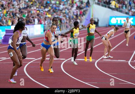 Eugene, USA. 24.. Juli 2022. Die Athleten treten bei den Leichtathletik-Weltmeisterschaften Oregon22 in Eugene, Oregon, USA, am 24. Juli 2022 beim 4x400-m-Staffelfinale der Frauen an. Quelle: Wang Ying/Xinhua/Alamy Live News Stockfoto