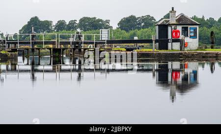 Schleuse 40 am malerischen Bowlinghafen und Yachthafen des thw, wo der Forth- und Clyde-Kanal in den Fluss Clyde mündet. Stockfoto