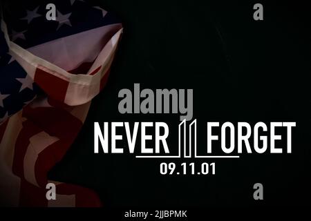 9,11 Patriot Day Logo mit Twin Towers auf amerikanischer Flagge. USA Patriot Day Banner. 11. September 2001. Wir werden es nie vergessen. World Trade Center.Vektor Stockfoto