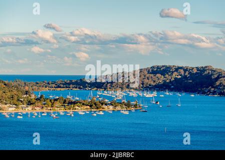 Die Boote vertäuten in der späten Nachmittagssonne auf der Pittwater Side von Avalon in der Carel Bay zwischen Sand Point und Stokes Point in Sydney, Australien Stockfoto