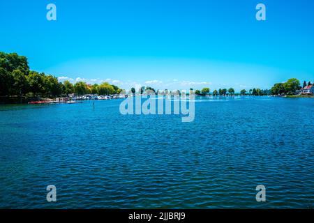 Deutschland, schöne hafengegend von lindau am Wasser mit vielen Booten, die im Sommer im stillen bodensee-Wasser mit blauem Himmel und Sonne ankern Stockfoto