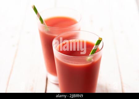 Frischer Wassermelonensaft im Glas auf Holztisch Stockfoto