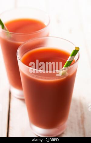 Frischer Wassermelonensaft im Glas auf Holztisch Stockfoto