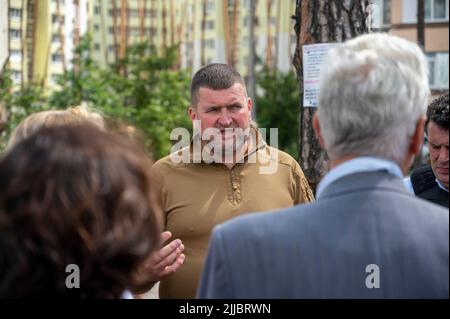 Irpin, Ukraine. 25.. Juli 2022. Olei Bondar, Bürgermeister von Irpin, spricht mit Journalisten. Quelle: Christophe Gateau/dpa/Alamy Live News Stockfoto