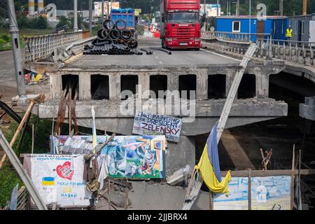 Irpin, Ukraine. 25.. Juli 2022. Eine Brücke, die von den Ukrainern zerstört wurde, um die russischen Truppen zu stoppen. Quelle: Christophe Gateau/dpa/Alamy Live News Stockfoto