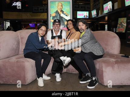 Los Angeles, USA. 25.. Juli 2022. (L-R) AM OSTERSONNTAG - Jimmy O. Yang, Jo Koy, Tia Carrere und Lou Diamond Phillips beim OSTERSONNTAG die Gold Open VIP Sunday Screening fand am Sonntag, dem 25. Juli 2022, im TCL Chinese Theatre in Hollywood, CA statt. (Foto: Sthanlee B. Mirador/Sipa USA) Quelle: SIPA USA/Alamy Live News Stockfoto