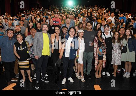 Los Angeles, USA. 25.. Juli 2022. (L-R) Lou Diamond Phillips, Tia Carrere, Jimmy O. Yang, Jay Chandrasekhar, Jo Koy und Publikum beim OSTERSONNTAG The Gold Open VIP Sunday Screening, das am 25. Juli 2022 im TCL Chinese Theatre in Hollywood, CA, stattfand. (Foto: Sthanlee B. Mirador/Sipa USA) Quelle: SIPA USA/Alamy Live News Stockfoto