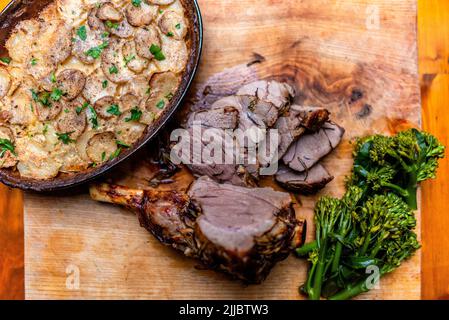 Abendessen Mit Lamm Und Braten Stockfoto