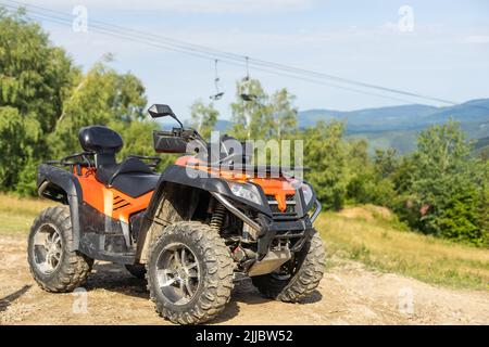 ATV Quad Bike vor der Berglandschaft. Stockfoto