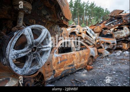 Irpin, Ukraine. 25.. Juli 2022. Zerstörte und ausgebrannte Autos. Quelle: Christophe Gateau/dpa/Alamy Live News Stockfoto