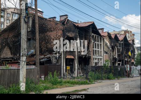 Irpin, Ukraine. 25.. Juli 2022. Zerstörte Gebäude in der Stadt Irpin. Quelle: Christophe Gateau/dpa/Alamy Live News Stockfoto