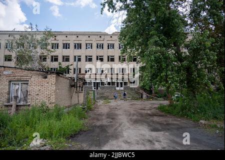 Irpin, Ukraine. 25.. Juli 2022. Ein zerstörtes Gebäude in der Stadt Irpin. Quelle: Christophe Gateau/dpa/Alamy Live News Stockfoto