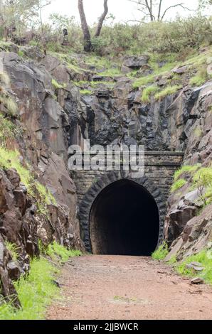 WESTERN Port Swan View Tunnel Western Australia John Forest Heritage Trail Swan Valley Hang verbunden Granit am Morgen. Stillgelegte Schiene Stockfoto