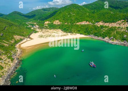 Schöne Buchten am sonnigen Morgen in der Nähe des Leuchtturms Dai Lanh, Phu Yen, Vietnam Stockfoto