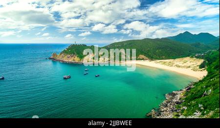 Schöne Buchten am sonnigen Morgen in der Nähe des Leuchtturms Dai Lanh, Phu Yen, Vietnam Stockfoto