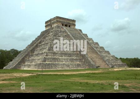 Die berühmte Pyramide von Chichen Itza in Mexiko ohne Menschen Stockfoto