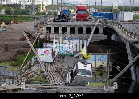 Irpin, Ukraine. 25.. Juli 2022. Eine Brücke, die von den Ukrainern zerstört wurde, um die russischen Truppen zu stoppen. Quelle: Christophe Gateau/dpa/Alamy Live News Stockfoto