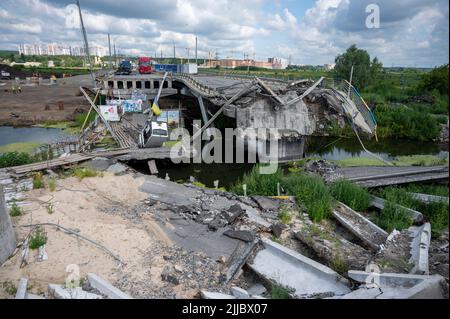 Irpin, Ukraine. 25.. Juli 2022. Eine Brücke, die von den Ukrainern zerstört wurde, um die russischen Truppen zu stoppen. Quelle: Christophe Gateau/dpa/Alamy Live News Stockfoto