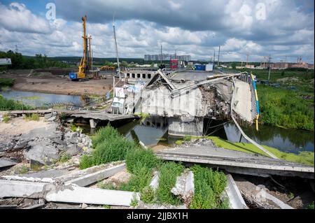 Irpin, Ukraine. 25.. Juli 2022. Eine Brücke, die von den Ukrainern zerstört wurde, um die russischen Truppen zu stoppen. Quelle: Christophe Gateau/dpa/Alamy Live News Stockfoto