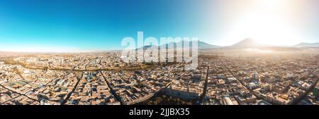 Luftaufnahme eines Sonnenuntergangs in Arequipa Stadt mit Chachani Vulkan als Hintergrund, Peru Stockfoto