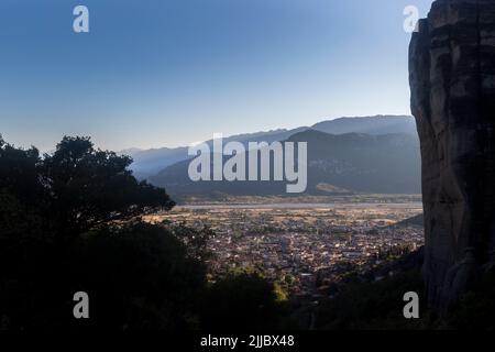 Der Blick auf die Stadt Kalabaka vom wundersamen Kloster auf Felsformation, Meteora, Griechenland Stockfoto