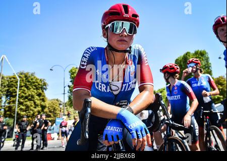 Paris, Frankreich, Frankreich. 24.. Juli 2022. Kathrin SCHWEINBERGER (Österreich) vom Team CERATIZIT - WNT pro CYCLING während der Tour de France Femmes avec Zwift, Radrennen Etappe 1, Paris Tour Eiffel bis Champs-Elysees (81, 7 km) am 24. Juli 2022 in Paris, Frankreich. (Bild: © Matthieu Mirville/ZUMA Press Wire) Stockfoto